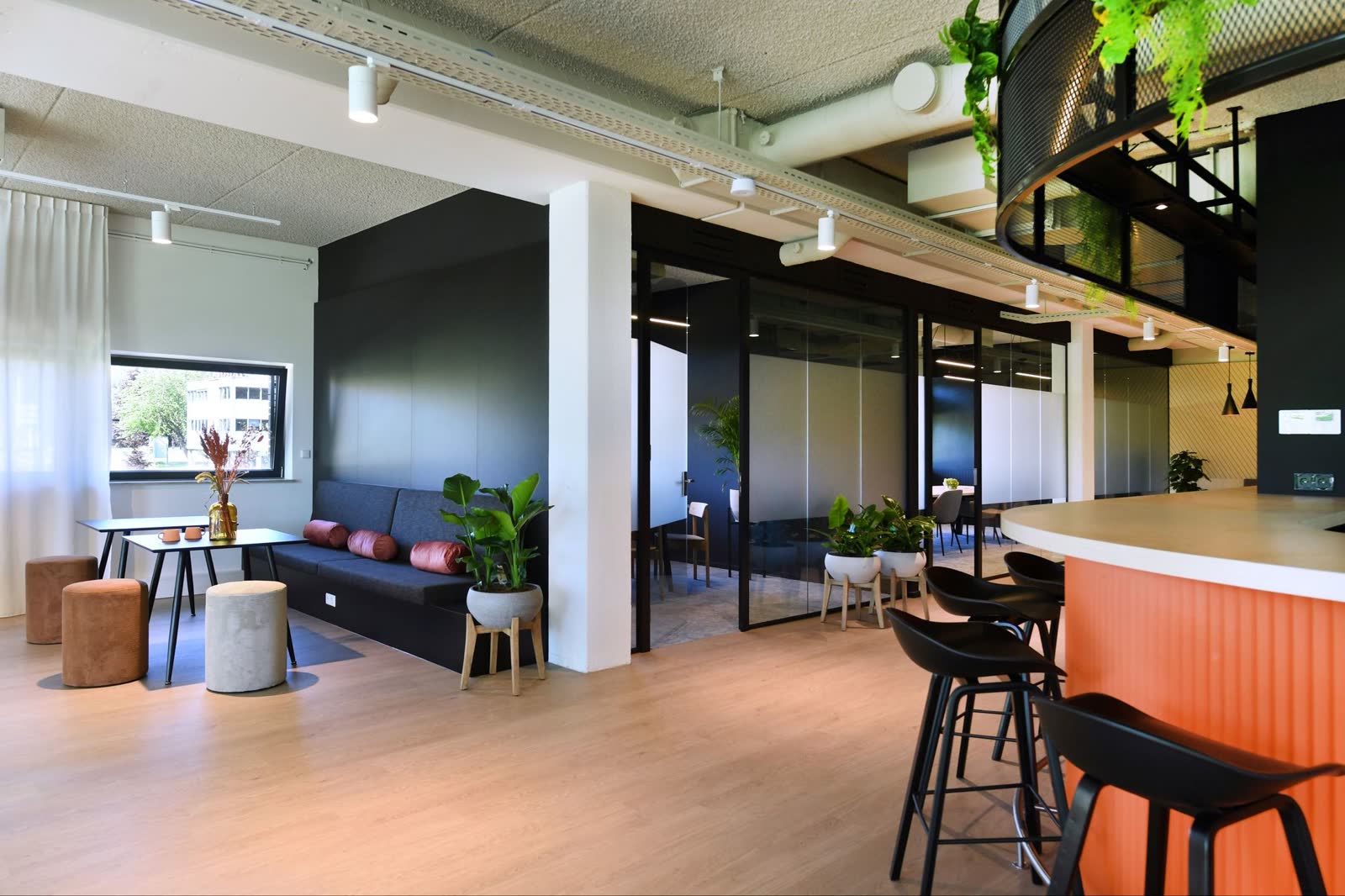 De lounge met zithoek naast de bar